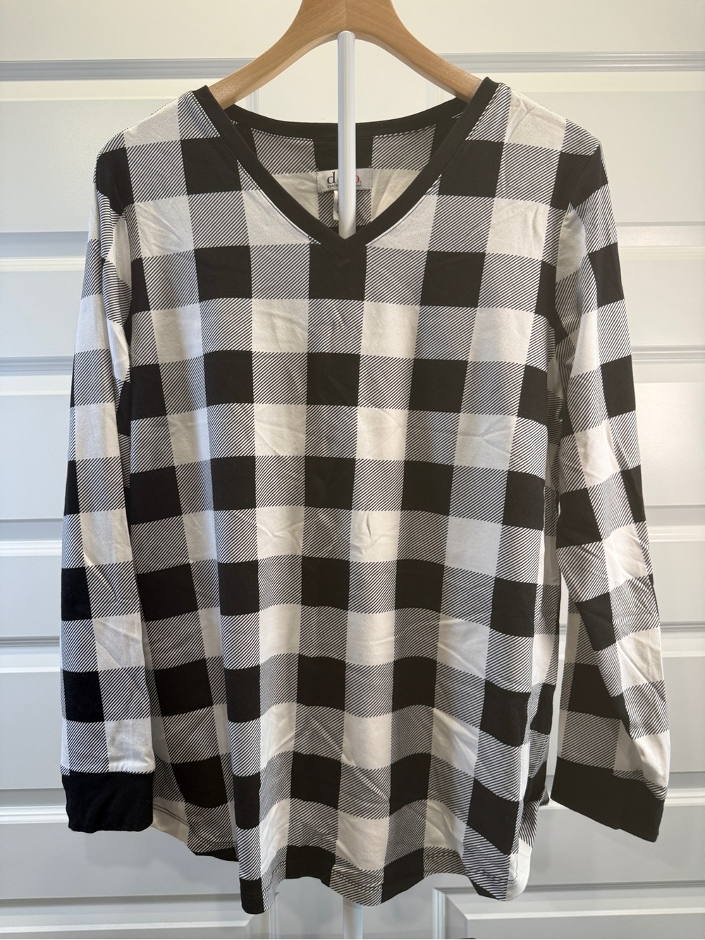 D& co Women's Black & White Buffalo Plaid V-Neck Long Sleeve Top